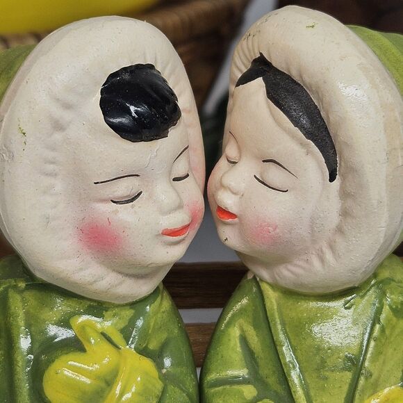 Vtg Salt Pepper Shakers Set Kissing Eskimo Couple Bench Sitters Asian 70s Green - Picture 9 of 11